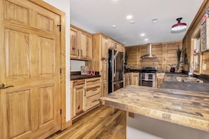 Chalet rustique Signature, 4 chambres, non-fumeur, cuisine | Cuisine privée | Réfrigérateur, four à micro-ondes, un four, surface de cuisson