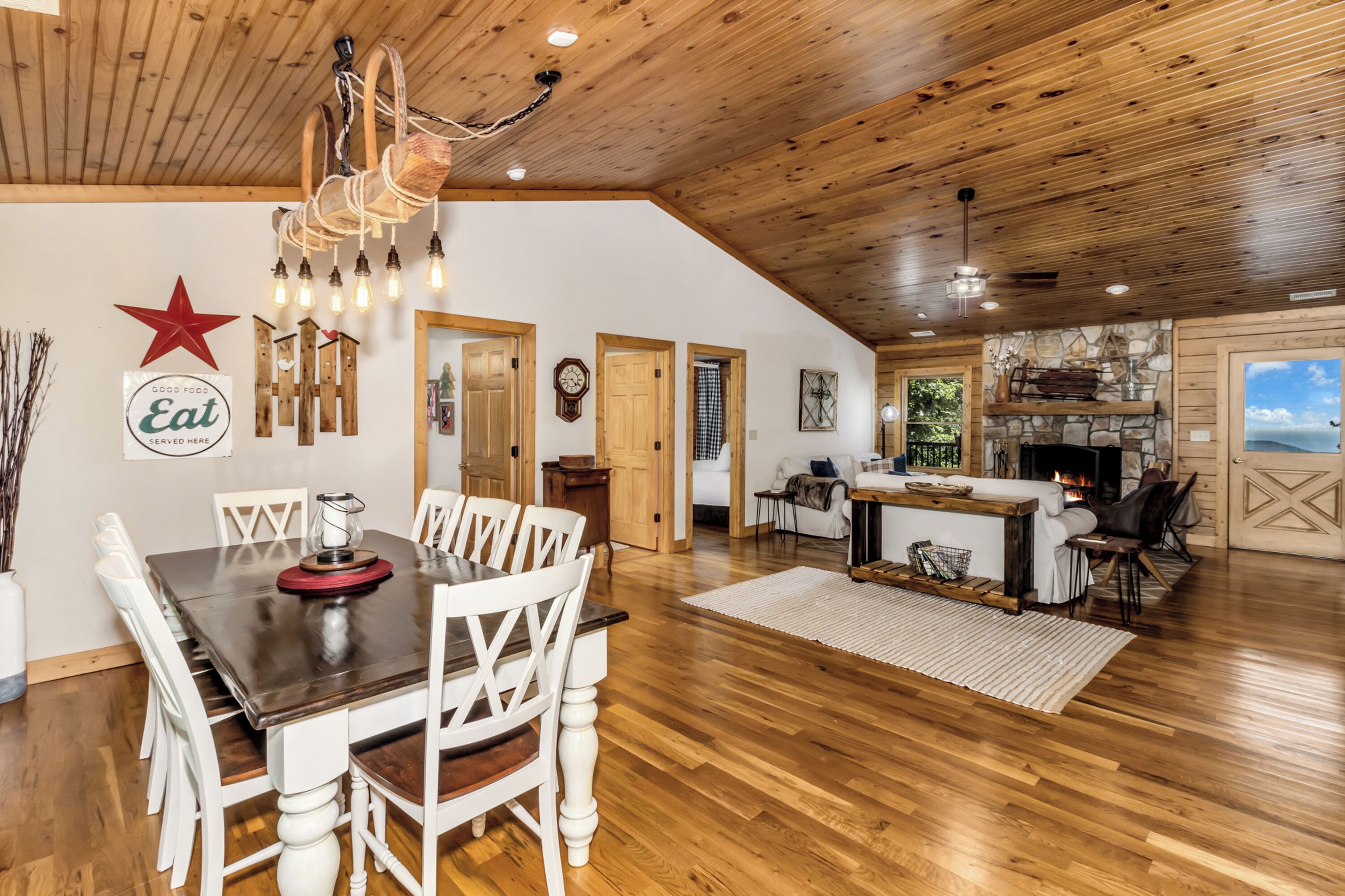 Signature Cabin, 4 Bedrooms, Non Smoking, Kitchen | In-room dining