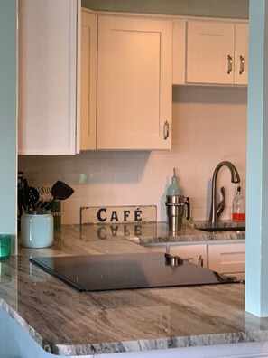 Micro-ondes, four, plaque de cuisson, lave-vaisselle