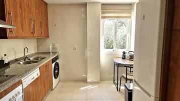 Jääkaappi, mikroaaltouuni, uuni, astianpesukone