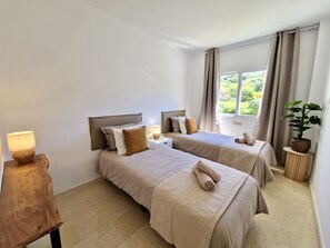 3 bedrooms, desk, iron/ironing board, free WiFi