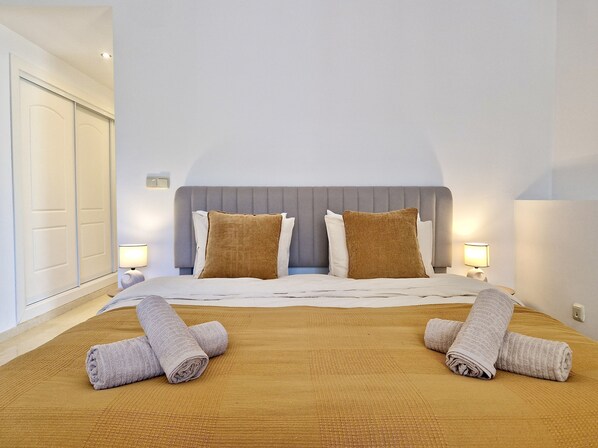 3 bedrooms, desk, iron/ironing board, free WiFi