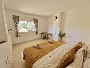 3 bedrooms, desk, iron/ironing board, free WiFi