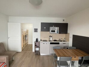 Mikrowelle, Ofen, Herdplatte, Geschirrspüler