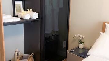 1 Schlafzimmer, Zimmersafe, Schreibtisch, Bügeleisen/Bügelbrett