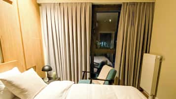 1 dormitorio, caja fuerte, escritorio y tabla de planchar con plancha