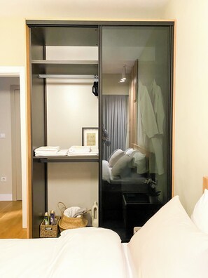 1 bedroom, in-room safe, desk, iron/ironing board