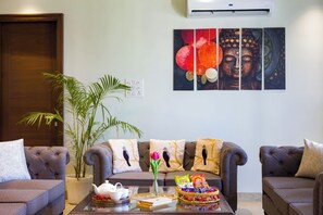 Deluxe Room, City View | Living room