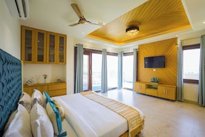 Deluxe Room, City View | Langsir/tirai gelap terus, seterika/papan seterika, Wi-fi percuma 