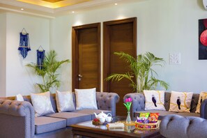 Deluxe Room, City View | Living room - Alaya Stays BYDM The Sky Heaven - 4 BHK Penthouse 15 Min from Triveni Ghat With Balcony & Lift (Rishikesh)