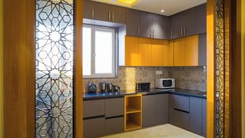 Deluxe Room, City View | Private kitchenette