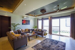 Deluxe Room, City View | Living room