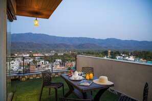 Balcony view - Alaya Stays BYDM The Sky Heaven - 4 BHK Penthouse 15 Min from Triveni Ghat With Balcony & Lift (Rishikesh)