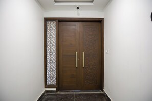 Property entrance - Alaya Stays BYDM The Sky Heaven - 4 BHK Penthouse 15 Min from Triveni Ghat With Balcony & Lift (Rishikesh)