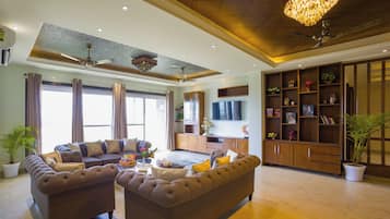 Deluxe Room, City View | Living room