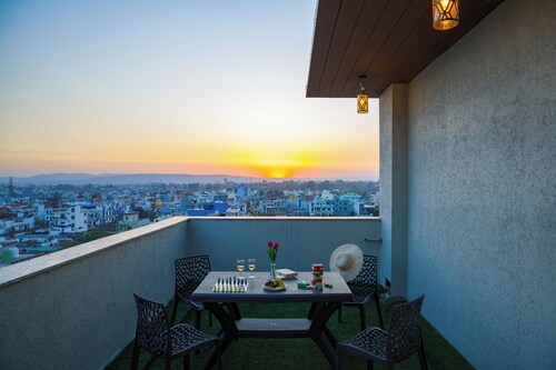 Alaya Stays BYDM The Sky Heaven - 4 BHK Penthouse 15 Min from Triveni Ghat With Balcony & Lift