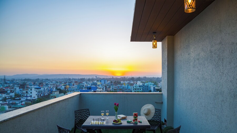 Alaya Stays BYDM The Sky Heaven - 4 BHK Penthouse 15 Min from Triveni Ghat With Balcony & Lift