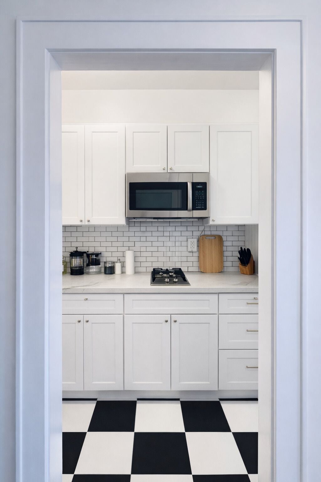 Coffee/tea maker, fridge, microwave, stovetop