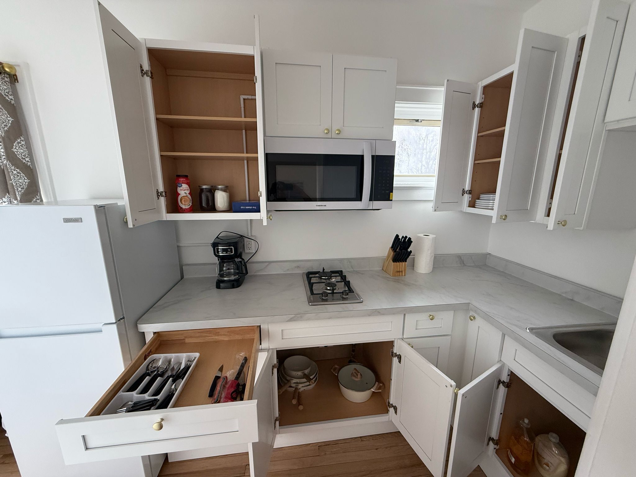 Coffee/tea maker, fridge, microwave, stovetop