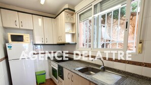 Coffee/tea maker, microwave, oven, cookware/dishes/utensils - Apartment with sea views, 3 bedrooms, 2 bathrooms, private garage. (Peníscola/Peñíscola)
