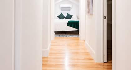 Cozy 1BR with equipped kitchen, dining table, TV, Wi-Fi, near High Falls
