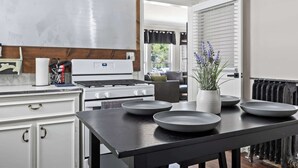 Wasserkocher mit Kaffee-/Teezubehör, Kühlschrank, Mikrowelle, Ofen