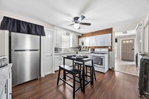 Een koelkast, een microgolfoven, een oven, een kookplaat