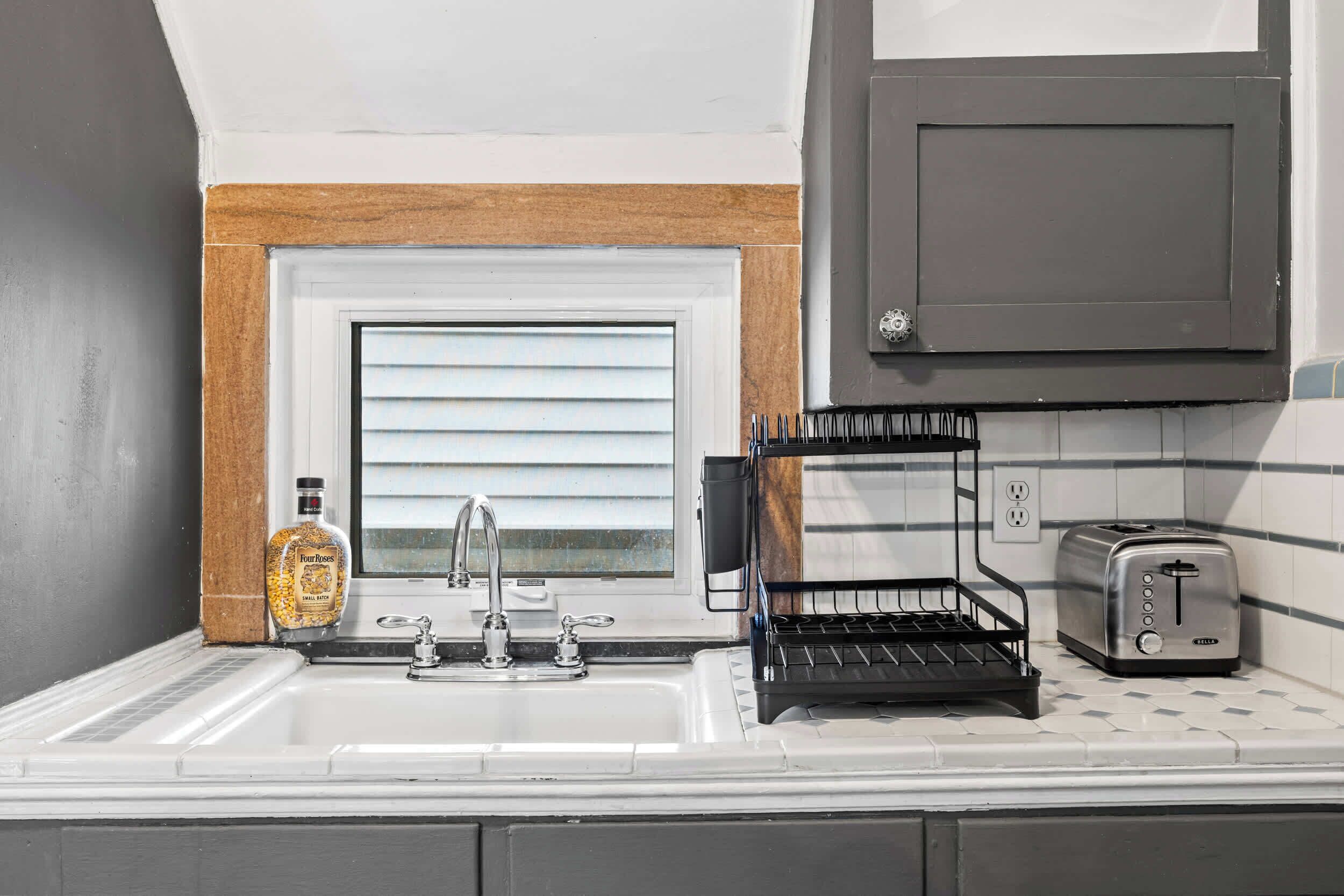 Kjøleskap, mikrobølgeovn, kaffetrakter/tekoker og brødrister