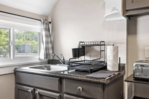 Kühlschrank, Mikrowelle, Wasserkocher mit Kaffee-/Teezubehör, Toaster