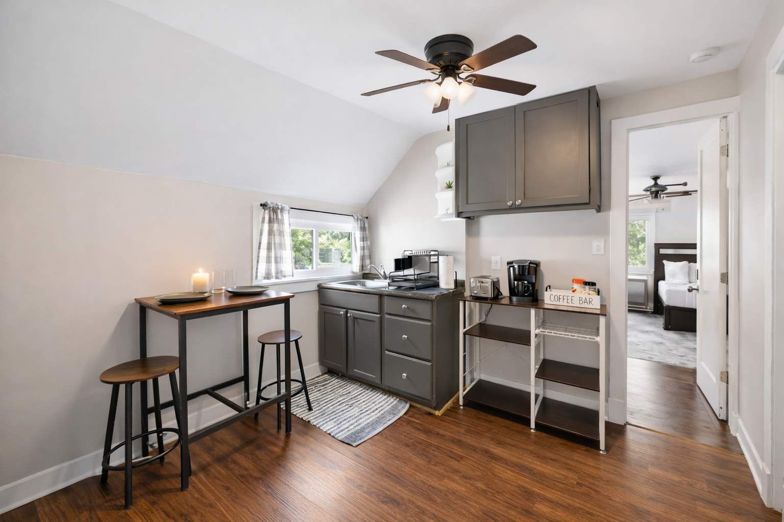 Kjøleskap, mikrobølgeovn, kaffetrakter/tekoker og brødrister