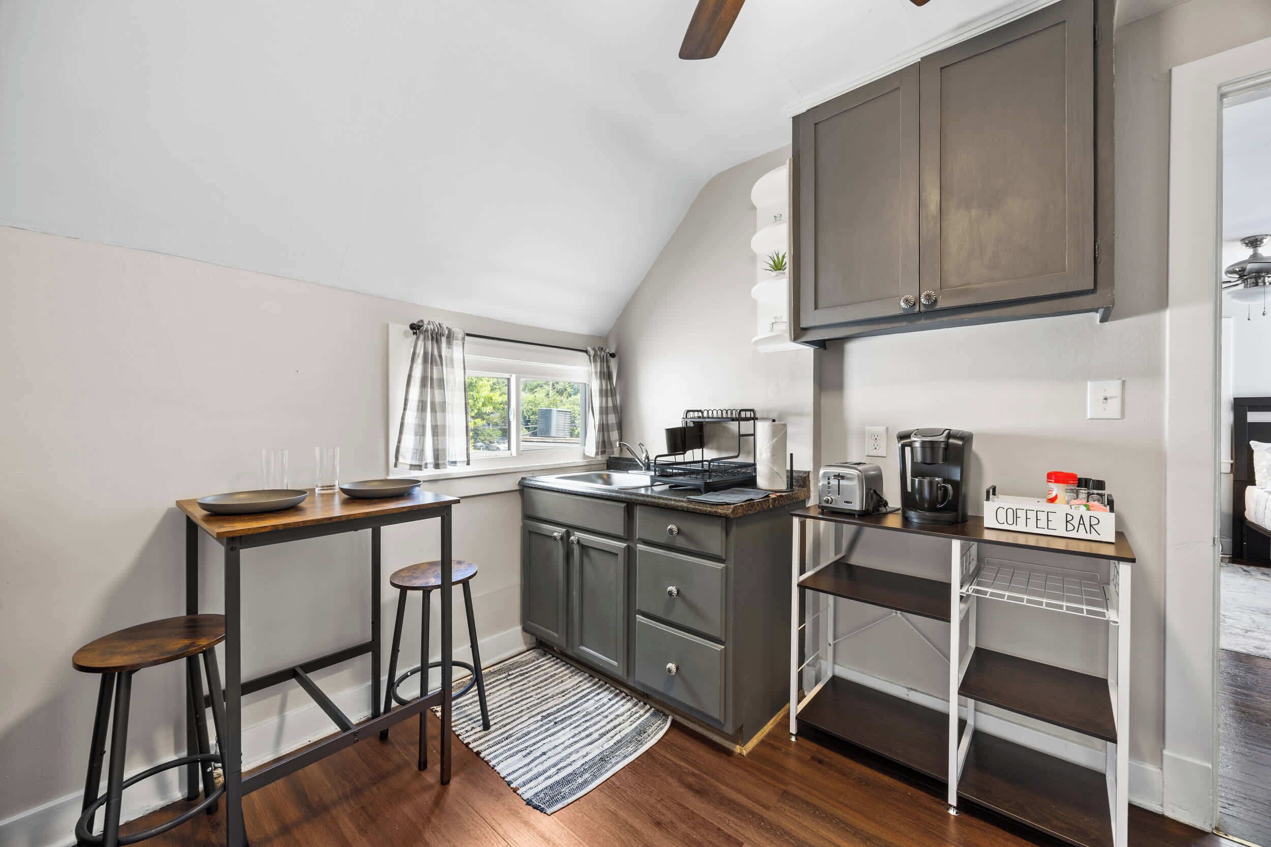 Een koelkast, een magnetron, een koffiezetapparaat/waterkoker