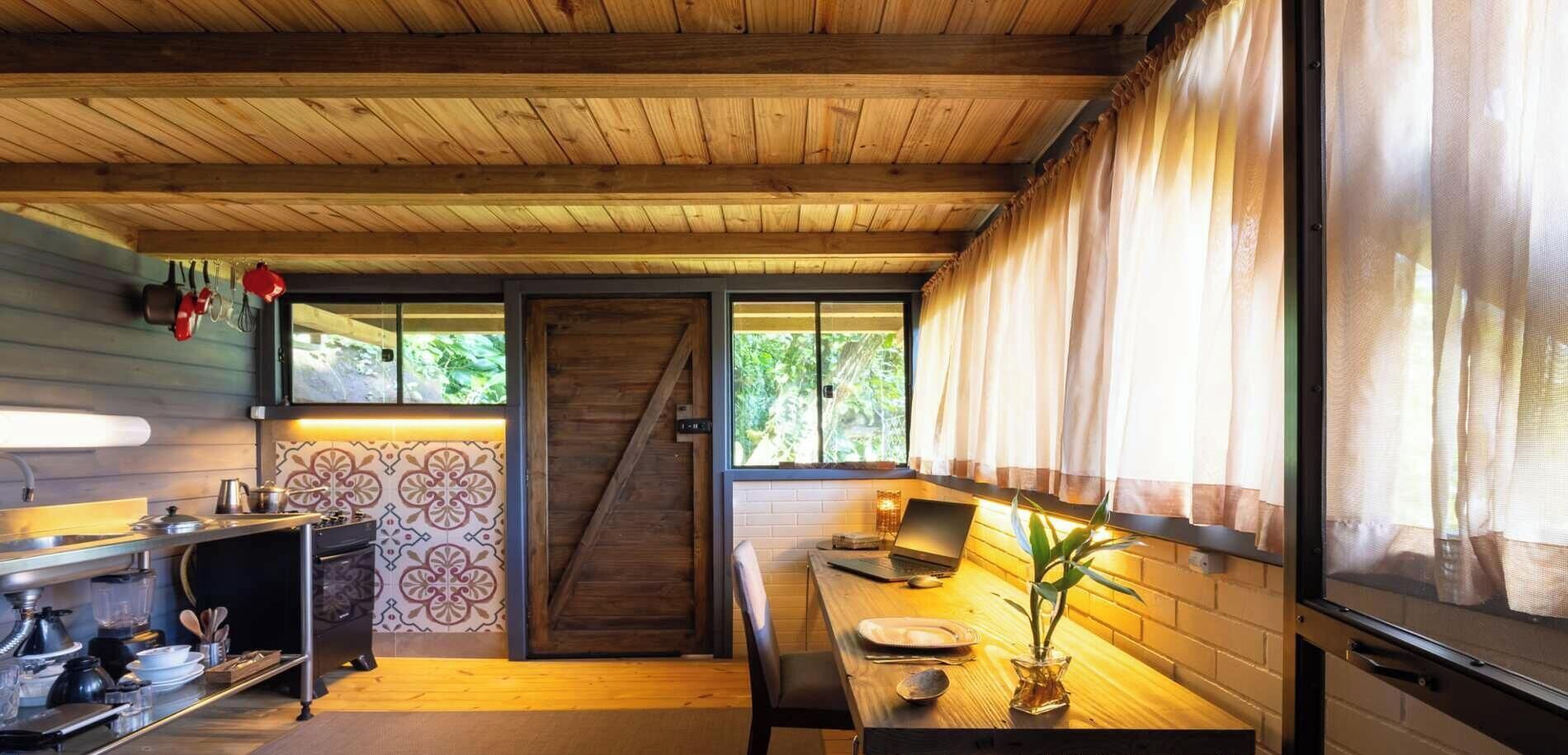 Uuni, liesi, leivänpaahdin, keittoastiat/astiat/ruokailuvälineet