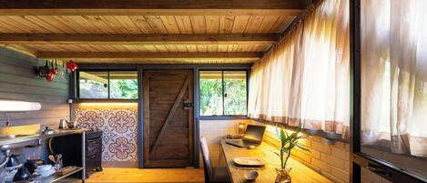 Un four, surface de cuisson, grille-pain, vaisselle et ustensiles