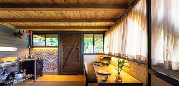 Horno, parrilla de estufa, tostadora y utensilios de cocina 