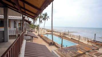 Signature tweepersoonskamer, balkon, uitzicht op strand | Een bureau, een laptopwerkplek, gratis wifi