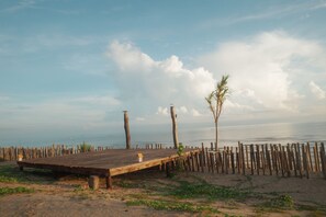 Signature Twin Room, Beach View | Desk, laptop workspace, free WiFi