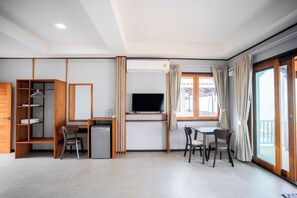 Desk, laptop workspace, free WiFi - Laemsui Beach (Chaiya)