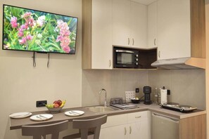 Geladeira, fogão, cooktop, cafeteira/chaleira