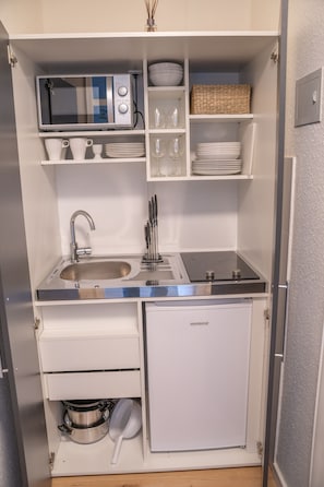 冰箱、炉灶、茶具/咖啡用具、电热水壶
