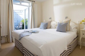 5 bedrooms, iron/ironing board, free WiFi, bed sheets - Luxury 5-bed coastal holiday home just two minutes from the beach. LAST SPOTS (Trevone)