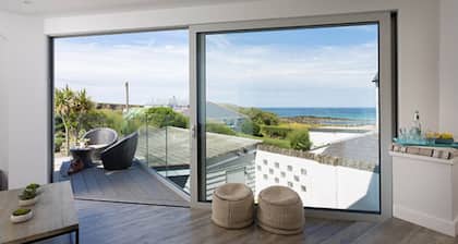 Luxury 5-bed coastal holiday home just two minutes from the beach. LAST SPOTS