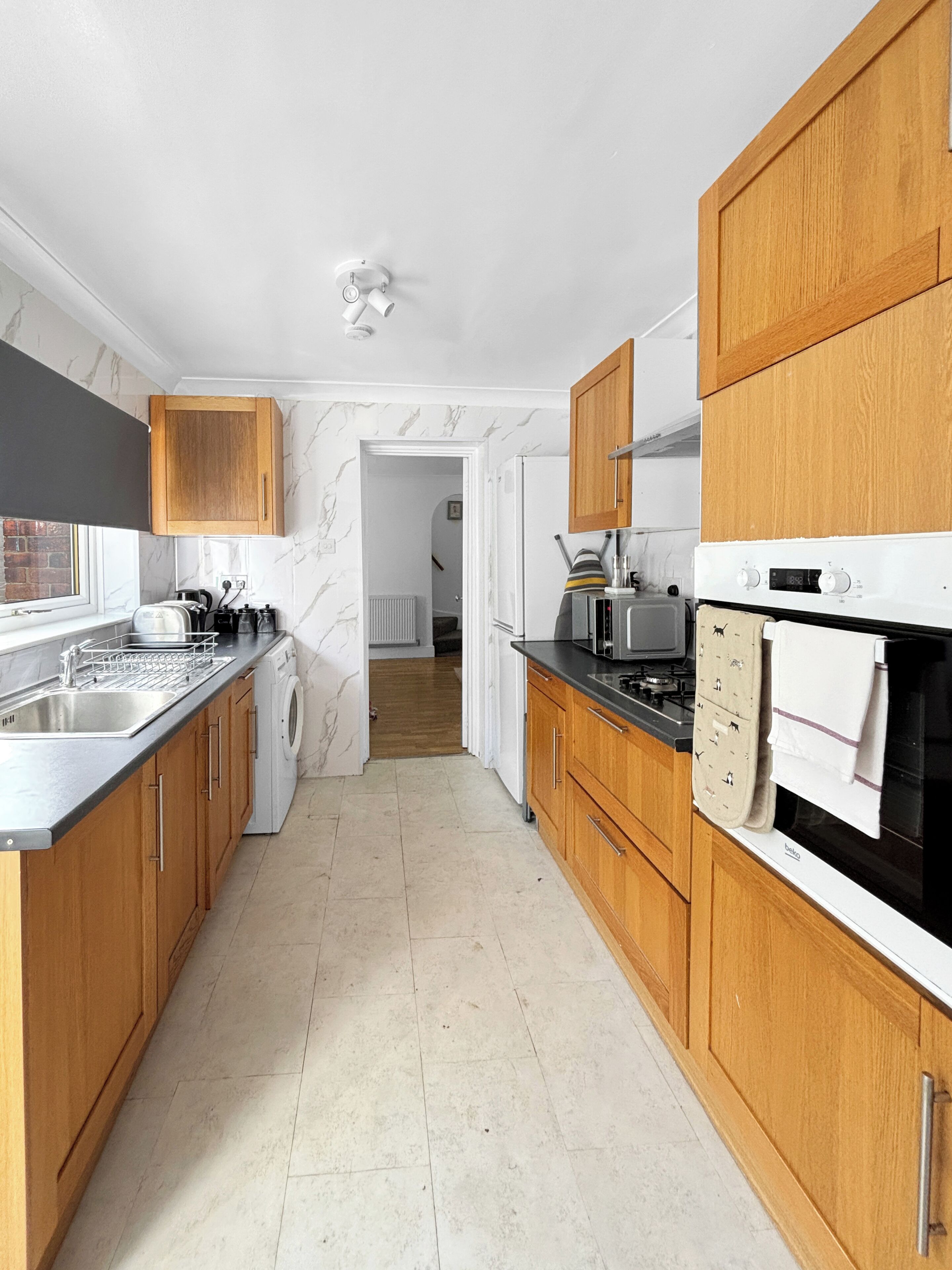 冷蔵庫、電子レンジ、オーブン、コンロ