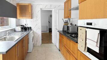 Kjøleskap, mikrobølgeovn, ovn og kokeplater