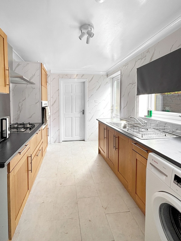 Kühlschrank, Mikrowelle, Ofen, Herdplatte