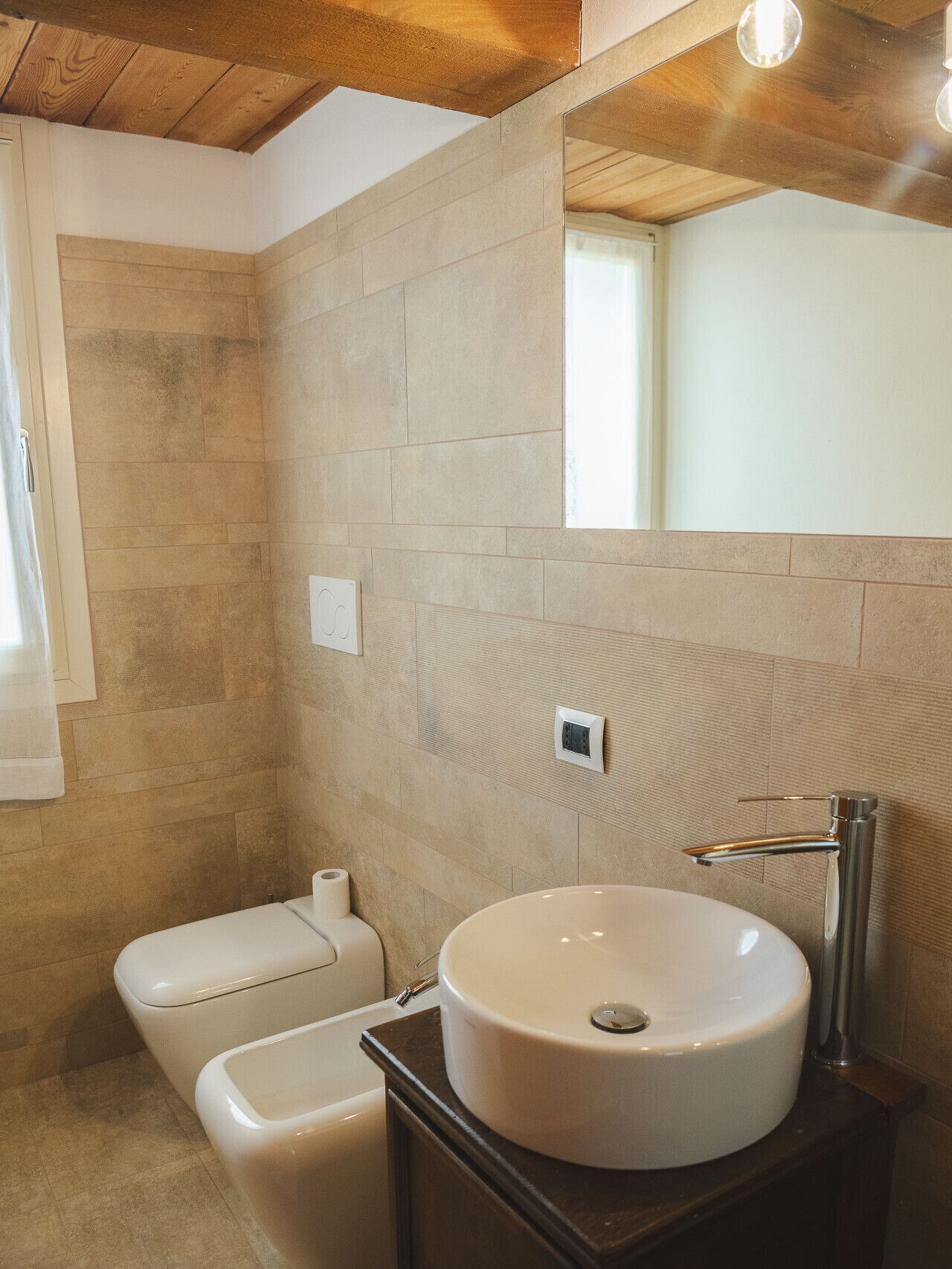 Un baño con lavamanos blanco, inodoro y ducha.
