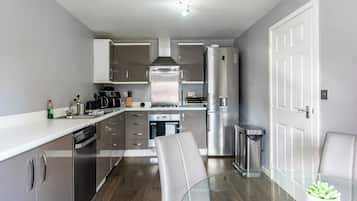 House, Patio | Private kitchen | Fridge, microwave, oven, stovetop