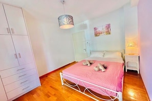 2 slaapkamers, een strijkplank/strijkijzer, gratis wifi, beddengoed