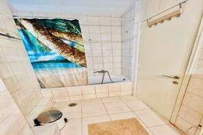 Haartrockner, Handtücher, Seife, Toilettenpapier