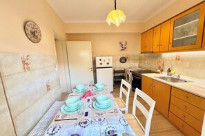 Kühlschrank, Mikrowelle, Ofen, Wasserkocher mit Kaffee-/Teezubehör
