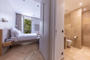 Een douche, een haardroger, handdoeken